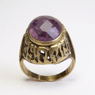 טבעת זהב 14k משובצת אבן אמטיסט מרכזית. משקל: 7 גרם.