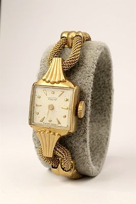 שעון זהב 18k נשי (כולל רצועת זהב), מנגנון מכני במצב עבודה. רוחב: 1.2 ס"מ.