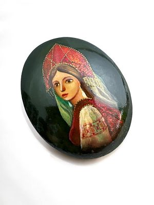 סיכה עתיקה מעוטרת ציור יד בדמות אשה. מידות: 5.5x4.5 ס"מ.