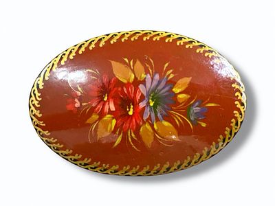 סיכה ישנה מעוטרת ציור יד, חתומה. מידות: 5.5x3.5 ס"מ.