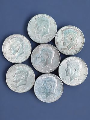 7 מטבעות ארה"ב ע"ס חצי דולר כ"א עשויים כסף 400. משקל כולל: 80.30 גרם.