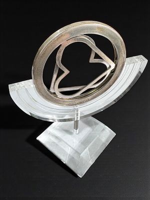 מדליית כסף סטרלינג 925 קינטית בעיצוב נעים בסון כולל מתקן ומארז מקורי.