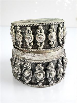 קופסת טבק עותמנית עתיקה עשויה כסף נמוך. תחילת המאה ה20. משקל: 24.19 גרם.