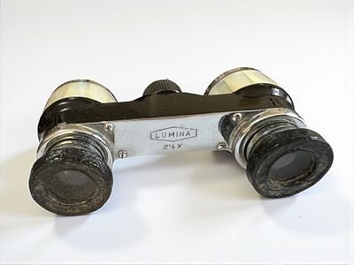 משקפת אופרה עתיקה מחופה אם הפנינה. מידות: 10x5 ס"מ.