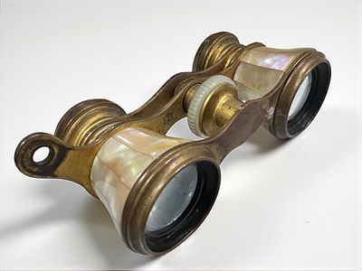 משקפת אופרה עתיקה מחופה אם הפנינה. מידות: 10x4.5 ס"מ.