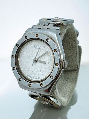 שעון נשי תוצרת סווטש Swatch Irony, רצועה מקורית מעוצבת. מנגנון קוורץ. קוטר: 24 מ"מ.