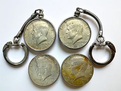 4 מטבעות כסף 400 ע"ס חצי דולר ארה"ב כ"א, 2 משובצים במחזיק מפתחות.