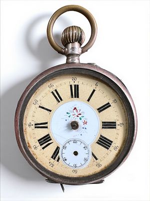 שעון כיס עתיק, לוח מעוטר ציור יד. חלק קדמי של השעון עשוי כסף (חוסרים של מכסה אחורי, זכוכית 