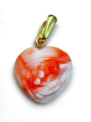 תליון קורל טבעי (לא צבוע) מגולף ביד בצורת לב. משקל: 1.34 גרם.