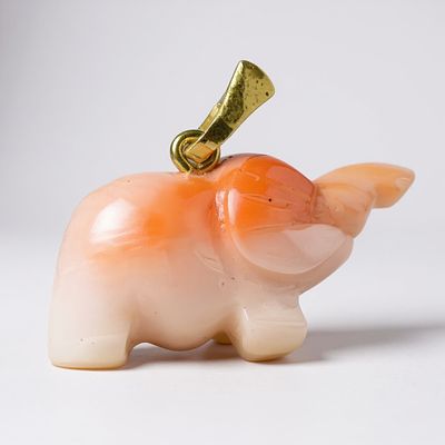 תליון קורל טבעי (לא צבוע) מגולף ביד בצורת פיל.