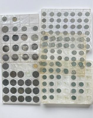 לוט גדול של מטבעות אנגליה בדפי אלבום.