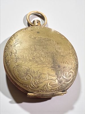 קופסה עתיקה של שעון כיס רכבות מעוטרת חריטות. 59.65 גרם