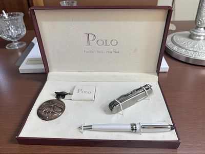 מארז הכולל עט, אולר ושעון כיס.