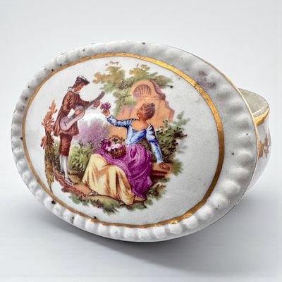 קופסת פורצלן ישנה ודקורטיבית. מידות: 9x6 ס"מ. 
גובה: 4 ס״מ.