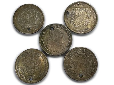 5 מטבעות כסף אוסטרים מהמאה ה18. משקל: 31.02 גרם.
