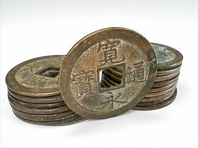 לוט מטבעות יפן עתיקים.