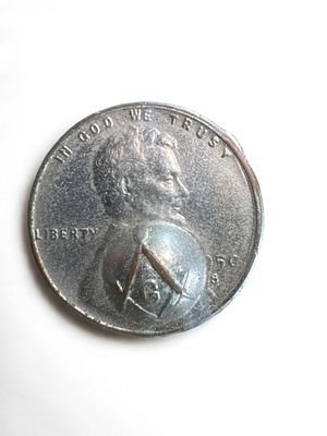 מטבע אמריקאי ע"ס 1 סנט עם הטבעת סמל הבונים החופשיים.