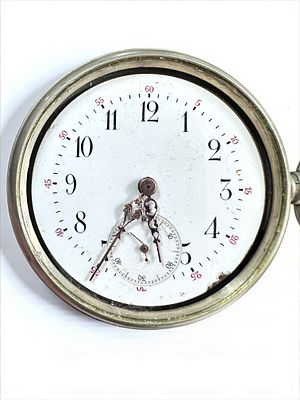 שעון כיס צבאי עתיק, מנגנון לא תקין (גלגל איזון יציב). זכוכית חסרה. קוטר: 5 ס"מ.