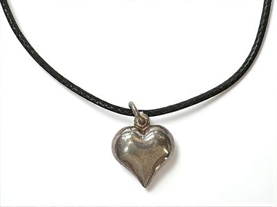 שרשרת אופנה מעוטרת תליון בצורת לב. חתומה. אורך: 19 ס"מ.