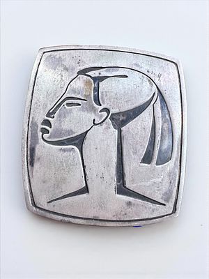 סיכת כסף סטרלינג ישראלית ישנה. סיכה אחורית חסרה. לא חתומה - כסף נבדק. מידות: 5x5 ס"מ. 
משקל: 