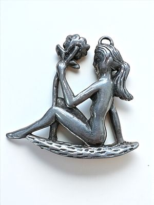 תליון כסף סטרלינג 925 אלקטרופורמינג בצורת אשה ופרח. 5x5.5 
9.88 ג