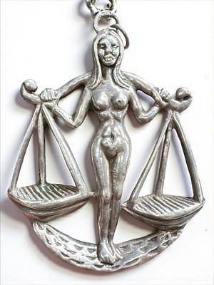 תליון כסף סטרלינג 925 אלקטרופורמינג בצורת מזל מאזניים. 6.5x5 
12 ג