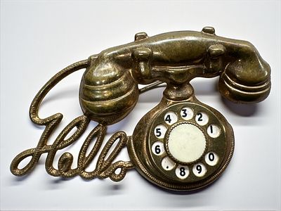 סיכת וינטג בצורת טלפון, שנות ה50-60. 7x3.5 ס"מ. 
11.40 ג