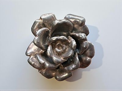סיכת כסף סטרלינג 925 בצורת ורד. אורך: 2.5 ס"מ. 
משקל: 4.01 גרם.