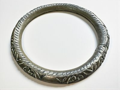 צמיד אסייאתי עתיק עשוי כסף נמוך (כסף נבדק). קוטר: 75 מ"מ. 
משקל: 16.58 גרם.