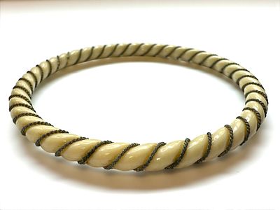 צמיד ישן עשוי שנ-הב. קוטר: 75 מ"מ.