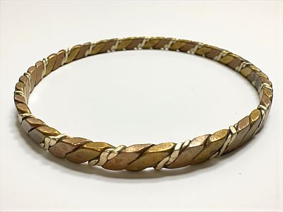 צמיד וינטג עשוי כסף ונחושת. קוטר: 75 מ"מ. 
משקל: 20.15 גרם.