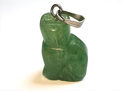 תליון ג'ייד מגולף בצורת חתול. אורך: 2 ס״מ.