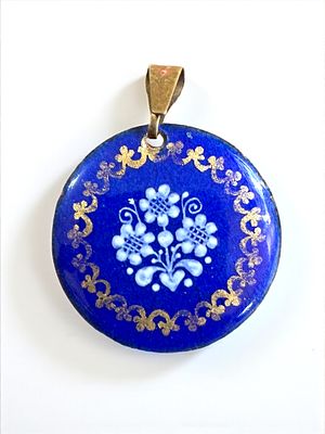 תליון אוסטרי ישן חתום ע"י המעצבת. אורך: 3 ס"מ.