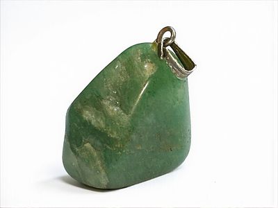 תליון סיני ישן עשוי ג'ייד מגולף. אורך: 2 ס״מ.