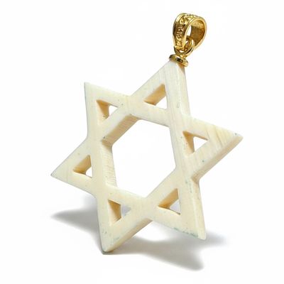 תליון בצורת מגן דוד. אורך: 2.9 ס"מ.