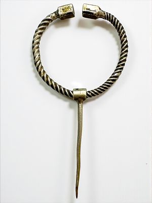 פיבולה (סיכת שיער מרוקאית) עתיקה עשויה כסף. אורך: 45 מ"מ. 
משקל: 14.10 גרם.