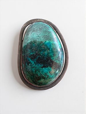 סיכת כסף 935 ישראלית משובצת אבן מלכית. חתומה. משקל: 13.8 גרם. 
מידות: 4x5 ס"מ.