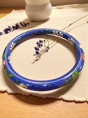 צמיד סיני עשוי עבודת קלואוזונה. קוטר: 75 מ"מ.