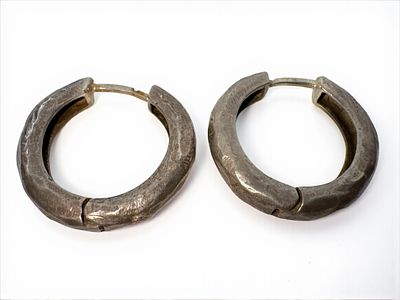 זוג עגילי כסף סטרלינג בצורת חישוק. קוטר: 2.2 ס״מ. 
משקל: 6.6 גרם.