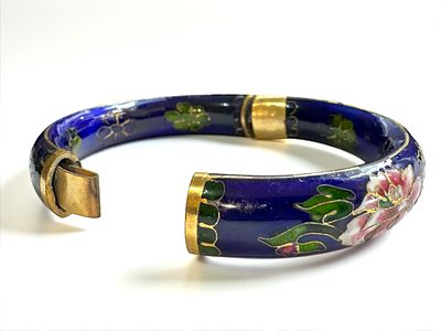 צמיד סיני צבעוני עשוי עבודת קלואזונה. קוטר: 7.5 ס״מ.