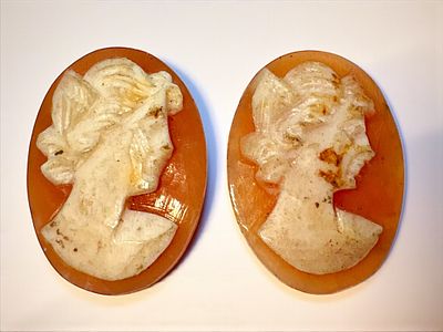 2 קמאו ישנים מגולפים בדמות ראש אשה. אורך: 1.8 ס"מ.
