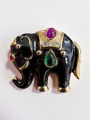 סיכה ישנה בצורת פיל משובצת אבנים. מידות: 3x3.5 ס"מ. 
משקל: 20.16 גרם.