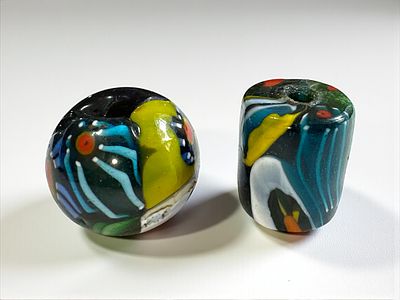 2 חרוזי זכוכית מורנו צבעוניים לשיבוץ.