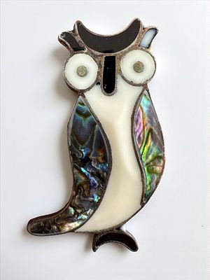 סיכה מקסיקנית ישנה בדמות ינשוף עשויה אלפקה וחיפוי אם הפנינה. 4 סמ 
3.56 גרם