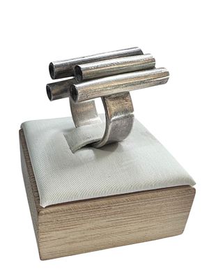 טבעת כסף סטרלינג מסוגננת. חתומה. משקל: 10.15 גרם.