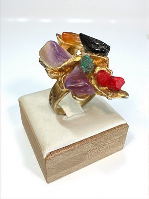 טבעת מוזהבת משובצת אבני קורל, אמטיסט ועוד. חתומה. 15.60 גרם