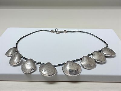 שרשרת רטרו מעוטרת תליונים מוכספים בצורת צדפות. 23 ס״מ 
18.6 גרם