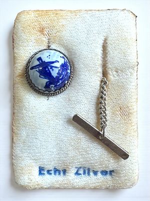 סיכה עיגול 1.8 ס״מ 
אורך הכל 4.5 ס״מ 
משקל: 3.63 גרם