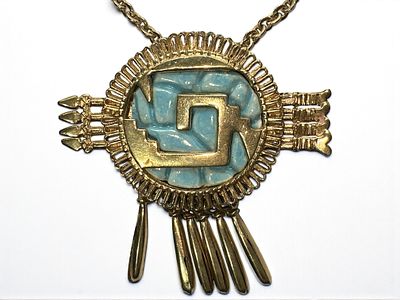 תליון ושרשרת תוצרת Salvador Teran מקסיקו (היה מעצב של חברת Taxco) בסגנון אצטקי. מתכת מצופה זהב 