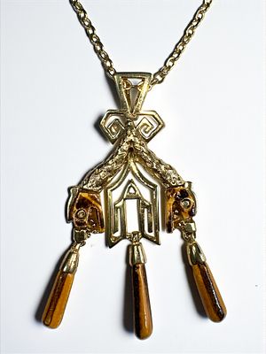 תליון ושרשרת תוצרת Salvador Teran מקסיקו (היה מעצב של חברת Taxco) בסגנון אצטקי. מתכת מצופה זהב 